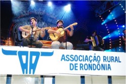 Cesar Menotti e Fabiano cantam seus sucessos na 30° Expojipa