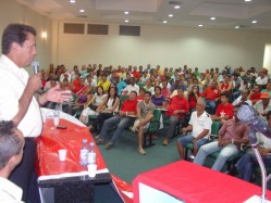 Deputado Anselmo discursa na reunião