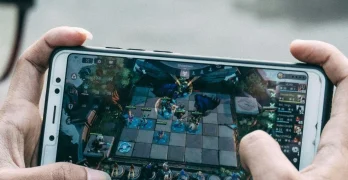 Uma pessoa mexendo em um jogo do celular