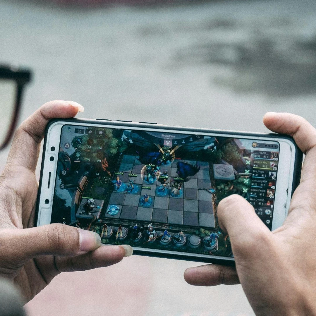 Uma pessoa mexendo em um jogo do celular
